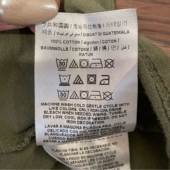 Guess Cap Sleeve V Neck Logo Tshirt Olive Green Size Large - Picture 6 of 9